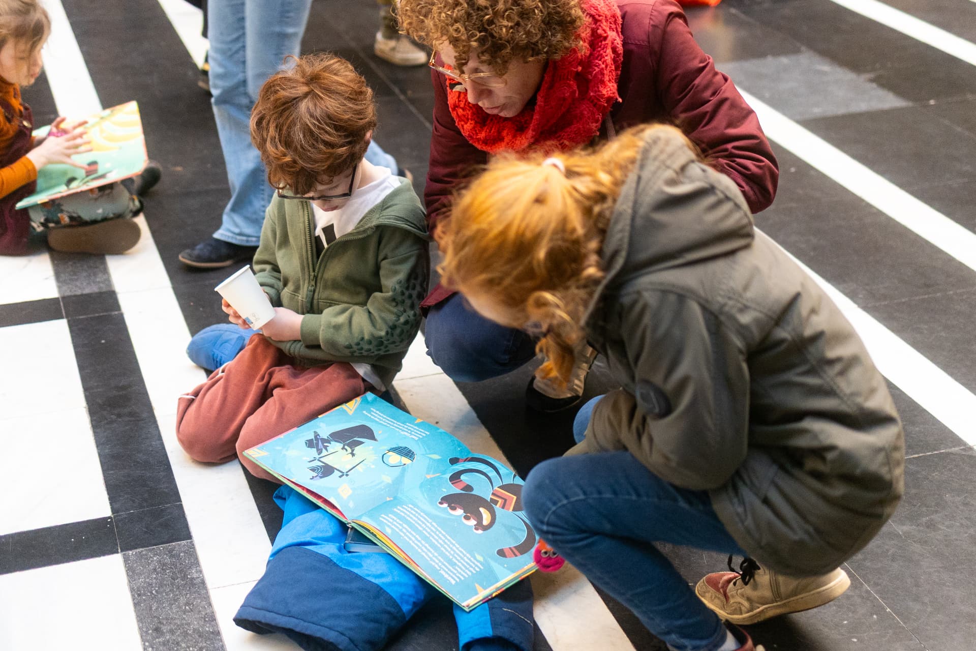 Kinderen bekijken samen een prentenboek
