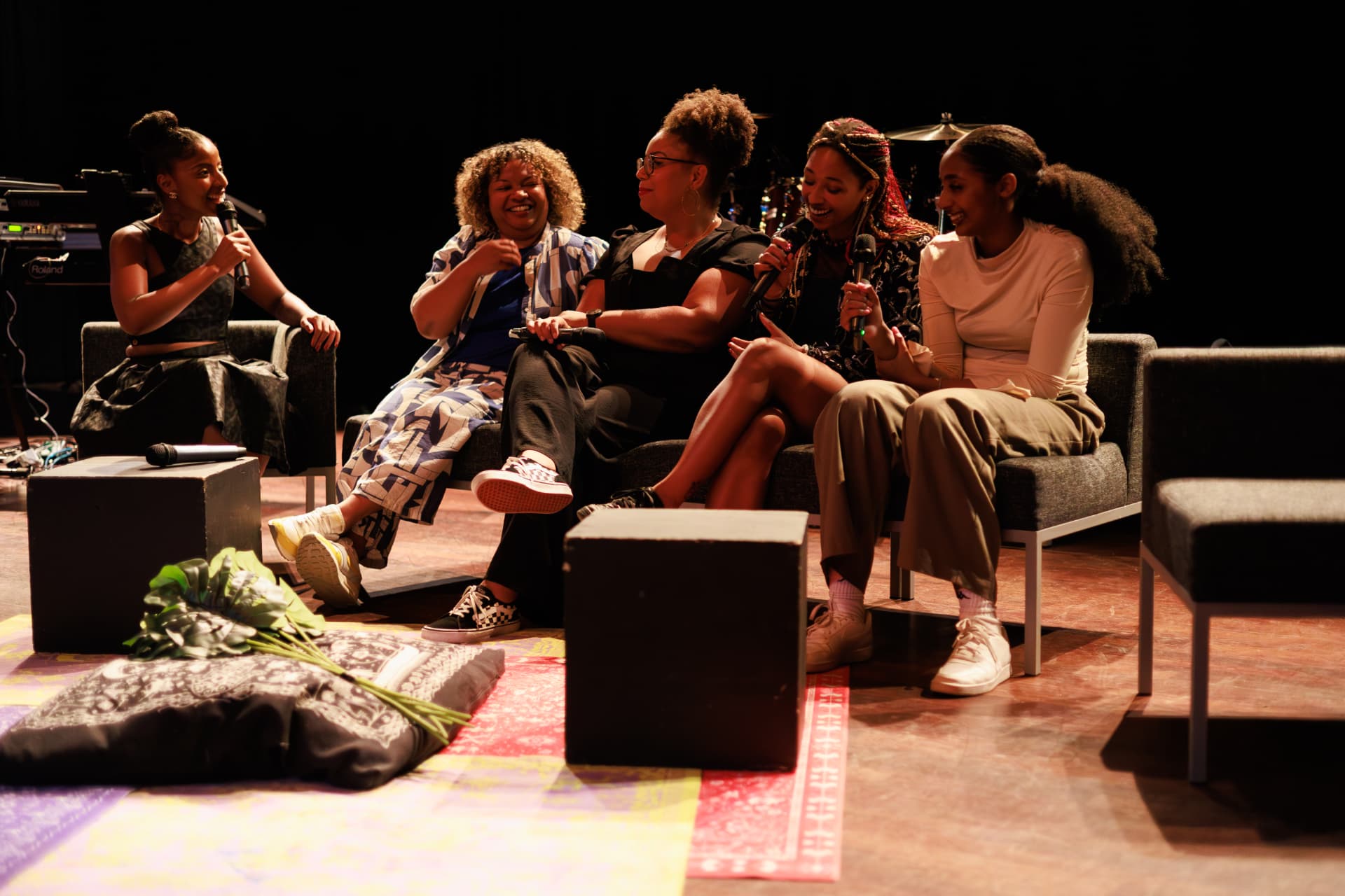 Gesprek met makers en deelnemers op het podium
